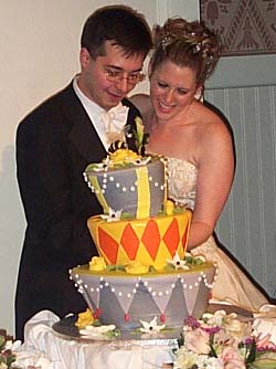 Cutting wedding cake3sm