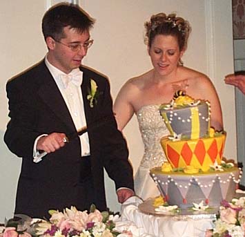 Cutting wedding cakesm